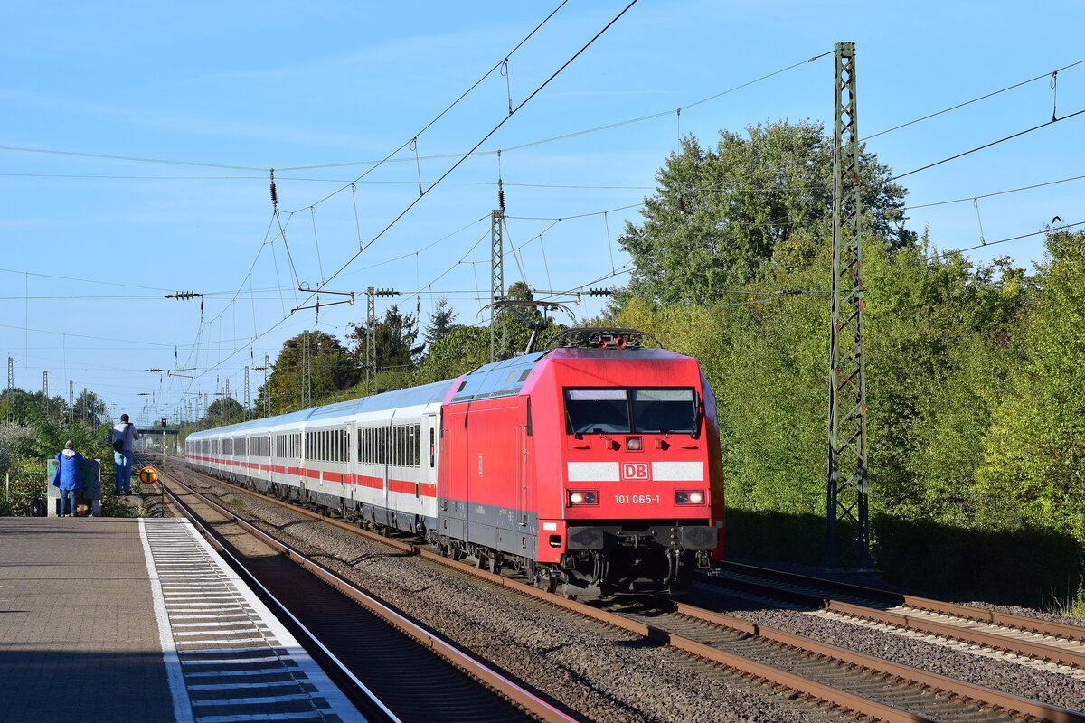 101 065-1 rauscht mit ihrem IC durch Angermund gen Düsseldorf.

Angermund 09.10.2022