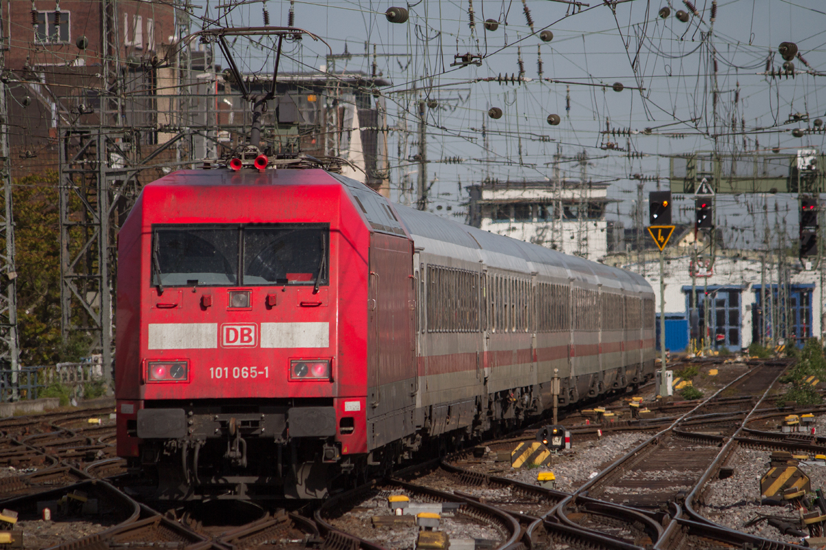 101 065-1 schiebt einen IC in Köln Hauptbahnhof, am 12.05.2019. 