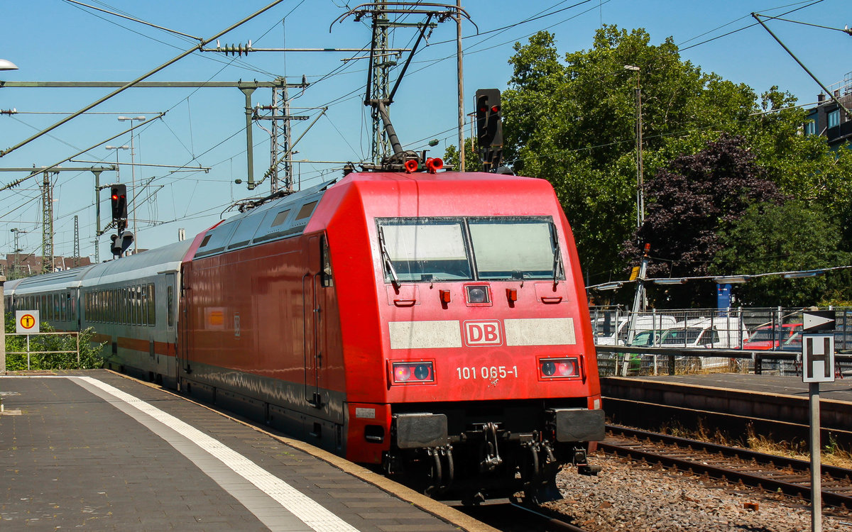 101 065-1 schiebt den IC nach Altona. Aufgenommen während der Abfahrt in Düsseldorf. | Juni 2018