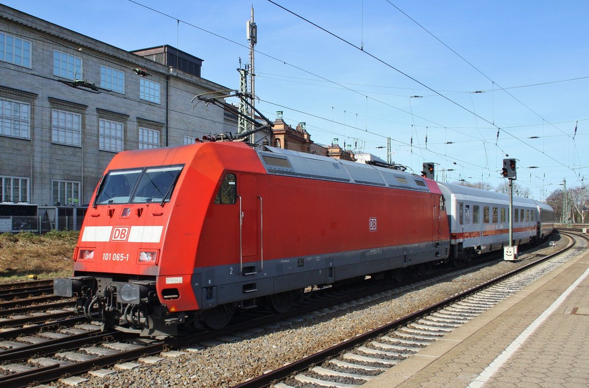 101 065-1 schiebt den IC208 von Basel SBB nach Kiel Hauptbahnhof am Vormittag des 25.3.2017 aus dem Hamburger Hauptbahnhof.