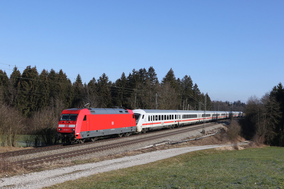 101 065 vor einem defekten Steuerwagen an einem EC am 8. Februar 2023 bei Sossau im Chiemgau.