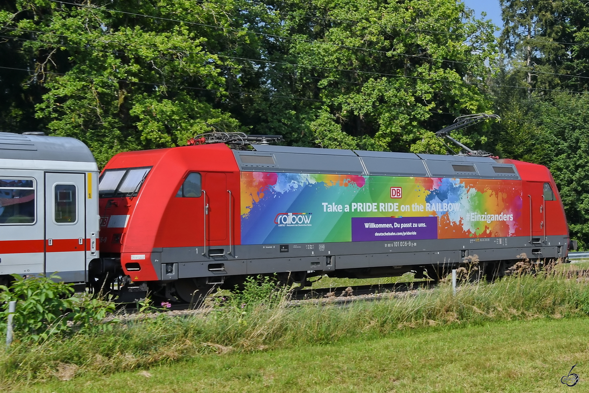 101 066-9 schiebt einen IC in Richtung Traunstein. (Strass, August 2020)