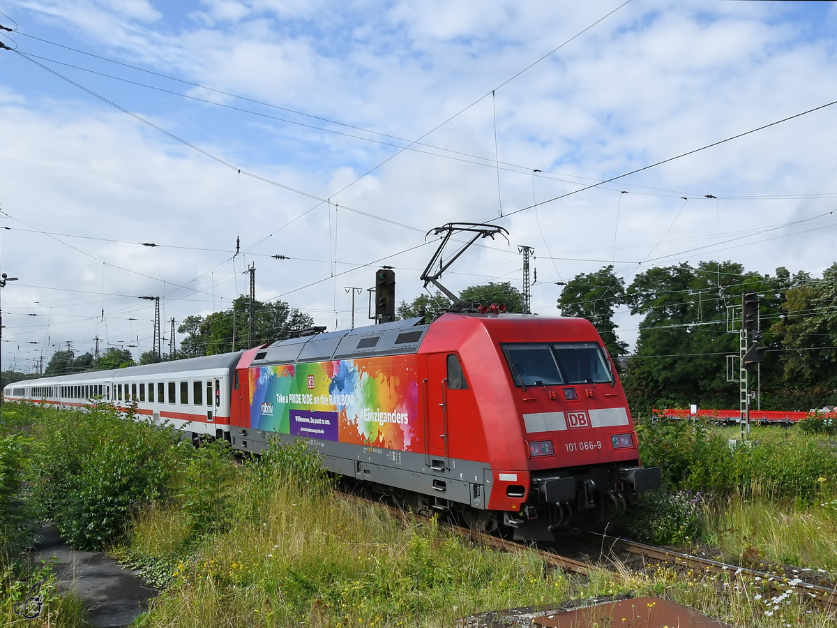 101 066-9 schiebt einen IC, hier zu sehen Anfang August 2021 bei der Abfahrt von Hauptbahnhof Wanne-Eickel.