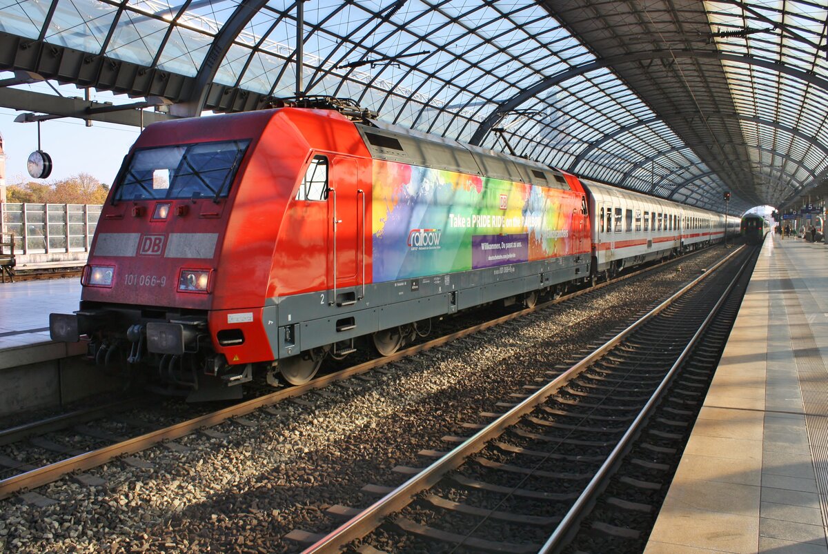 101 066-9 steht am 30.10.2021 mit dem IC146 von Berlin Hauptbahnhof nach Amsterdam Centraal in Berlin Spandau. 