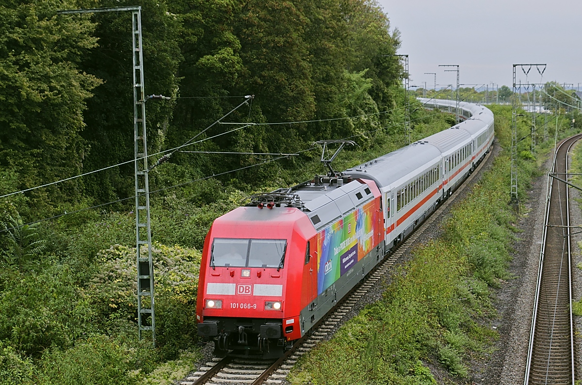 101 066-9 ( Take a PRIDE RIDE on the RAILBOW ) ist am 23.09.2022 mit einem IC im Kölner Mediapark in Richtung Süden unterwegs