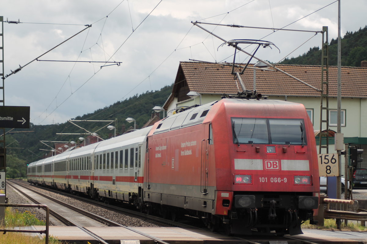 101 066  Unsere Züge schonen die Umwelt. Unsere Preise schonen Ihren Geldbeutel.  schiebt am 22.06.2018 einen IC in Richtung Bad-Hersfeld. Aufgenommen in Ludwigsau-Friedlos.