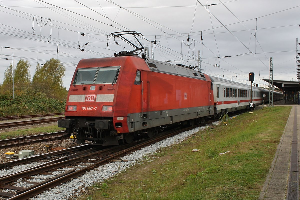 101 067-7 erreicht am 20.10.2018 mit dem IC2212 von Stuttgart Hauptbahnhof nach Ostseebad Binz den Rostocker Hauptbahnhof.