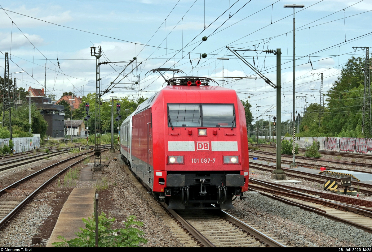 101 067-7 mit Schublok 101 059-4 als umgeleiteter und verspäteter IC 2393 (Linie 62) von Frankfurt(Main)Hbf nach Stuttgart Hbf durchfährt den Bahnhof Ludwigsburg auf Gleis 4.
Aufgenommen am Ende des Bahnsteigs 4/5.
[28.7.2020 | 14:26 Uhr]