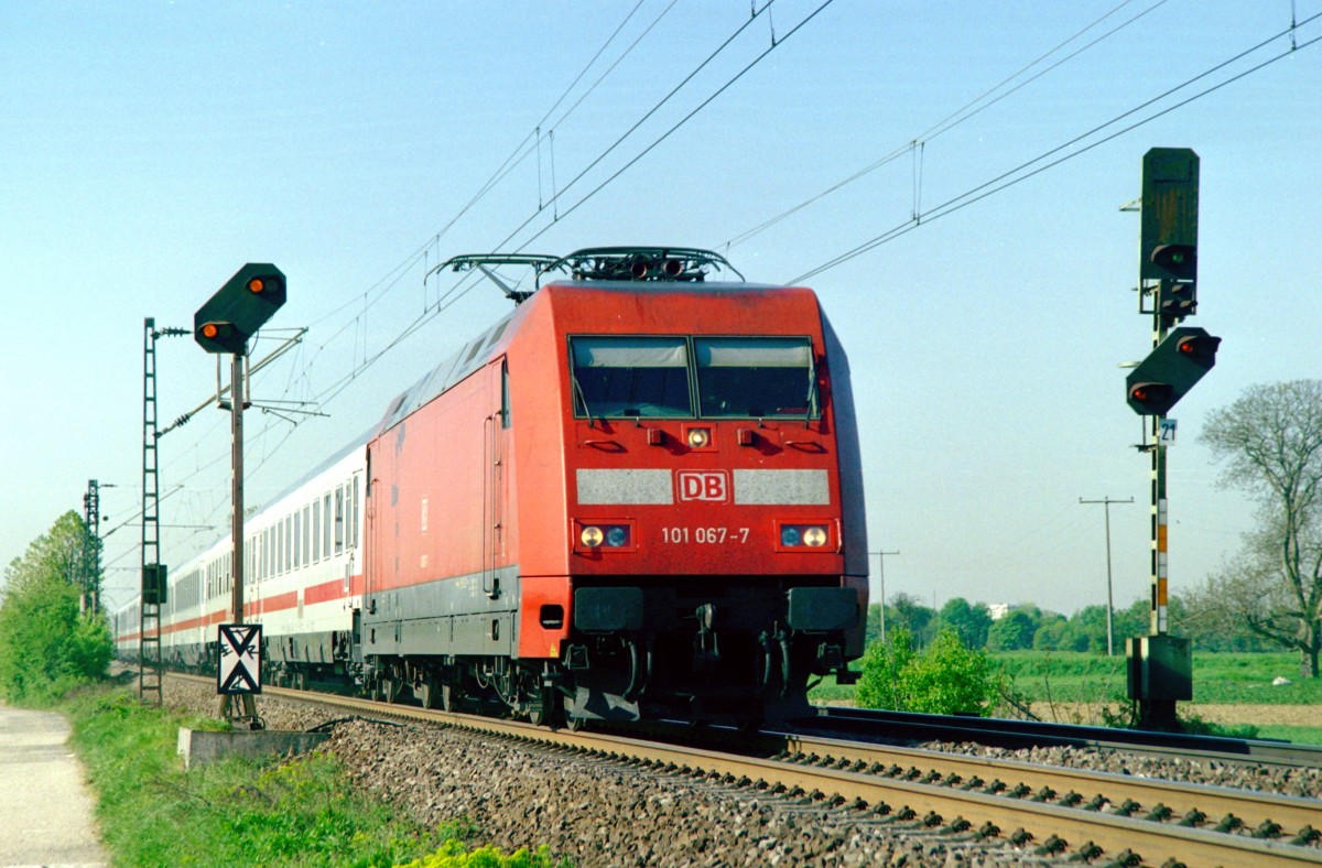 101 067 mit IC 2374 (Karlsruhe Hbf–Hamburg-Altona) am 17.04.2007 zwischen Heddesheim/Hirschberg und Ltzelsachsen
