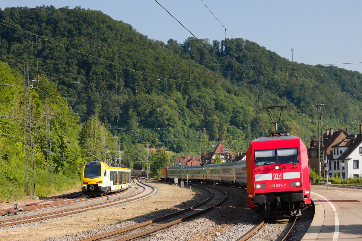 101 067 mit IC fährt am 24.07.2022 durch Geislingen in Richtung Stuttgart. 