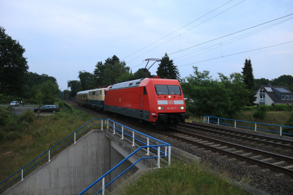101 067 musste am 15.6.2020 kurzfristig einspringen um die defekte 111 001 des DB Museums in Koblenz mit ihrere Überführung von einigen Speisewagen nach Bad Bentheim zu unterstützen, auch auf der Rückfahrt nach Koblenz übernahm sie die Zugleistung, die Aufnahme entstand kurz vor Haltern,nahe der Stadtmühle