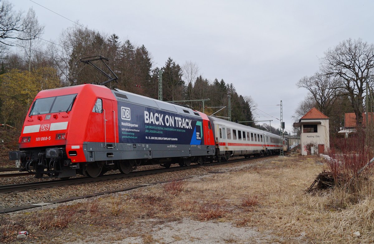 101 068-5  BACK ON TRACK  schiebt den EC 218  Chiemgau  (Graz Hbf - Erfurt Hbf) durch Aßling (Obb.), 20.02.2020.