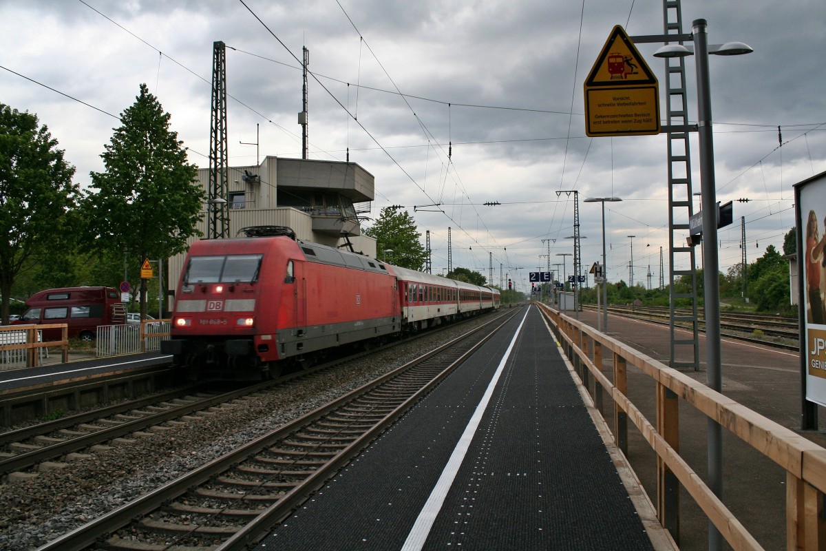 101 068-5 bretterte mit dem CNL 472 von Basel SBB nach Kopenhagen am Abend des 25.04.14 durch den Bahnhof Mllheim (Baden).