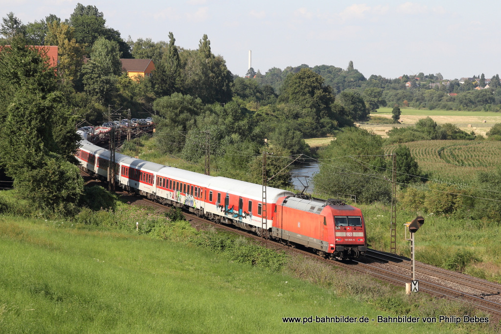 101 068-5 (DB Fernverkehr) mit einem Autozug in Elze, 23. Juli 2014