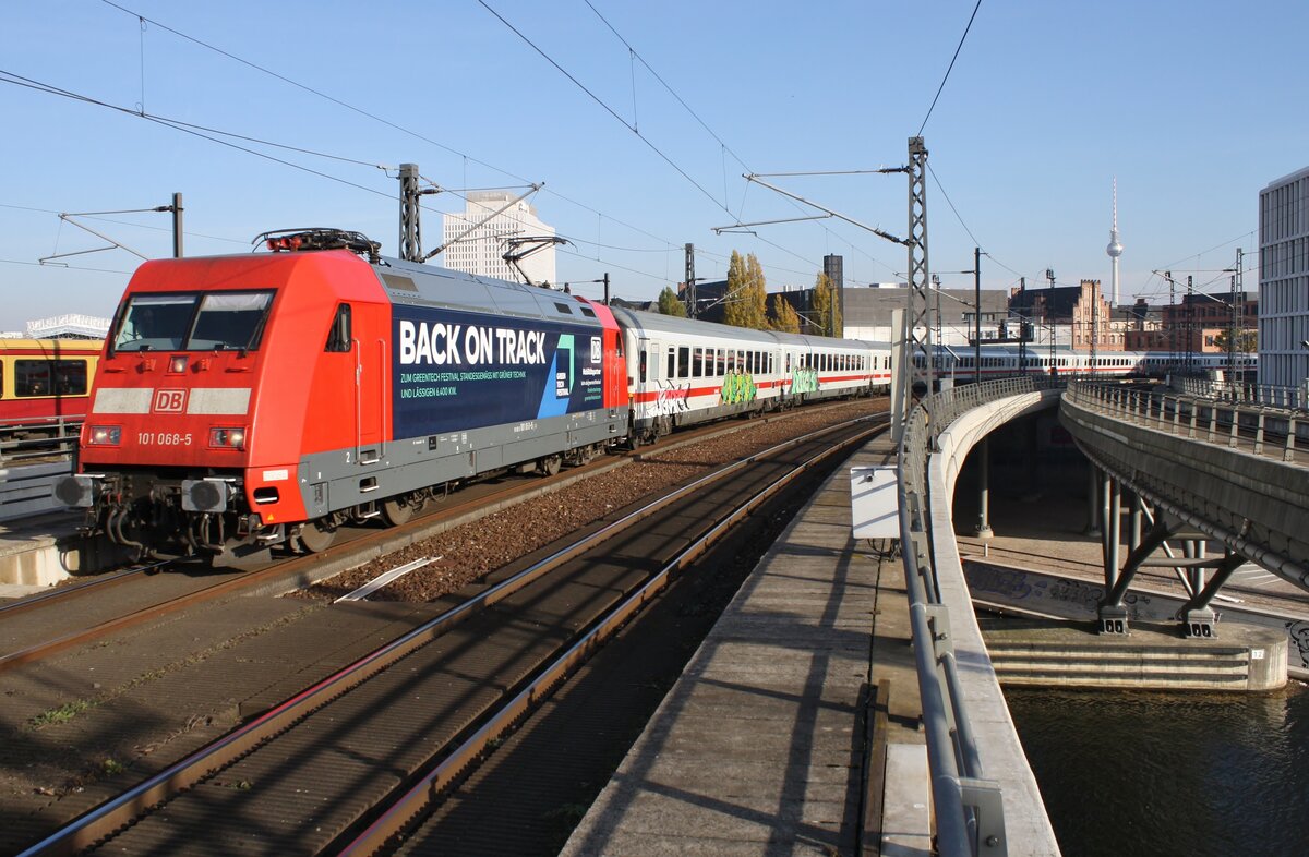 101 068-5 fährt am 30.10.2021 mit dem IC142 von Berlin Hauptbahnhof nach Amsterdam Centraal in den Berliner Hauptbahnhof ein. 