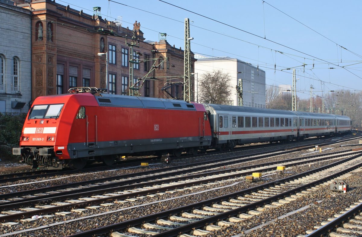 101 069-3 fährt am 10.2.2018 mit dem IC2217 von Hamburg-Altona nach Stuttgart Hauptbahnhof in den Hamburger Hauptbahnhof ein.