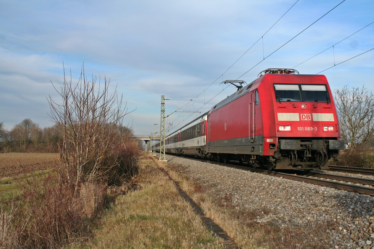 101 069-3 mit dem EC 9 von Hamburg-Altona nach Zrich HB am Nachmittag des 18.01.14 sdlich von Buggingen.