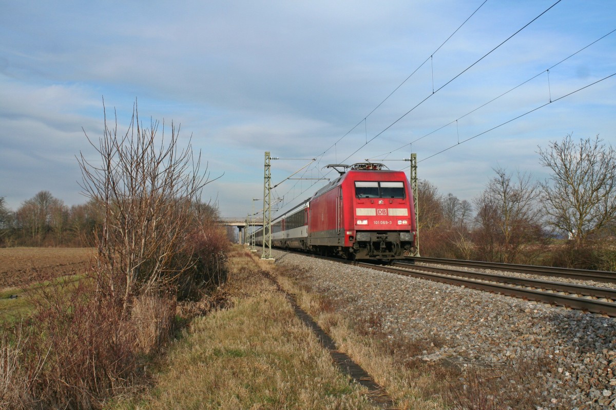 101 069-3 mit dem EC 9 von Hamburg-Altona nach Zrich HB am Nachmittag des 18.01.14 sdlich von Buggingen.