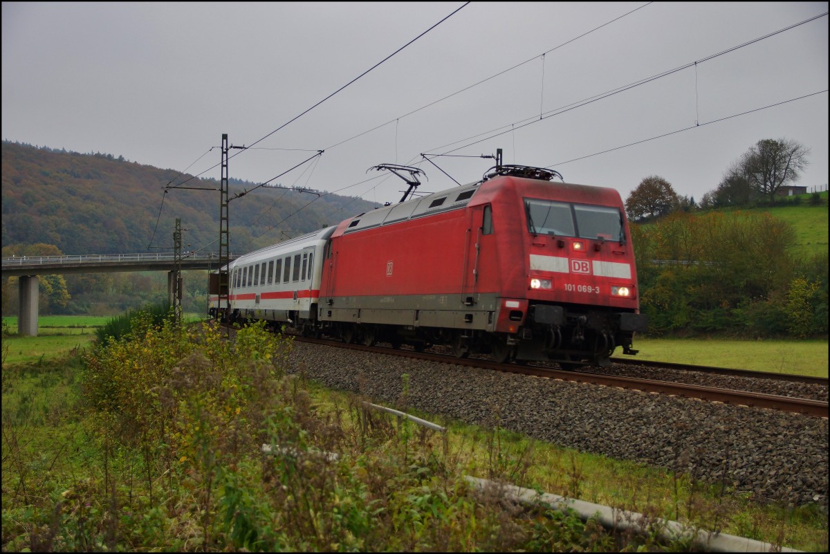 101 069-3 mit einen IC in Richtung Leipzig unterwegs am 28.10.14 bei Hermannspiegel.