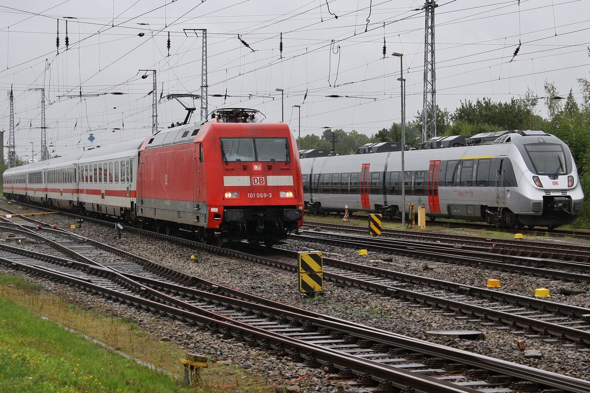 101 069-3 trifft am 9.9.2017 mit dem IC2238  Warnow  von Leipzig Hauptbahnhof nach Warnemünde im Rostocker Hauptbahnhof auf 1442 310-7.