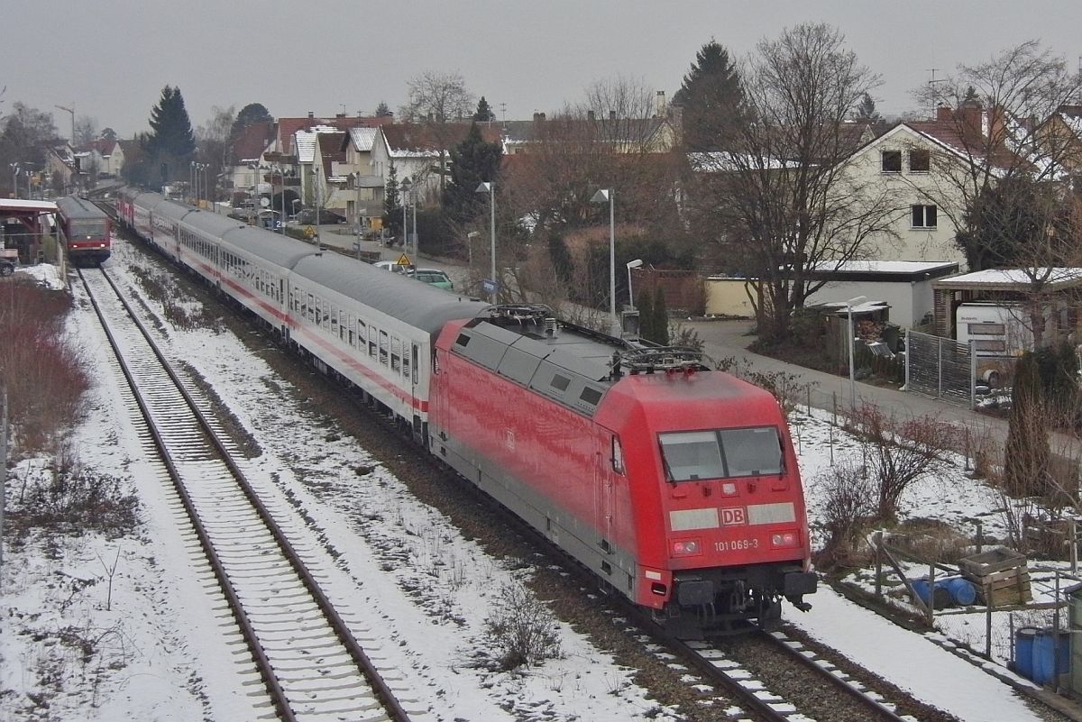 101 069-3 wird zusammen mit den Wagen des IC 1218 (Mnchen - Innsbruck - Lindau - Friedrichshafen - Ulm - Frankfurt) durch zwei 218er von Lindau nach Ulm gezogen (Langenargen, 26.01.2013)