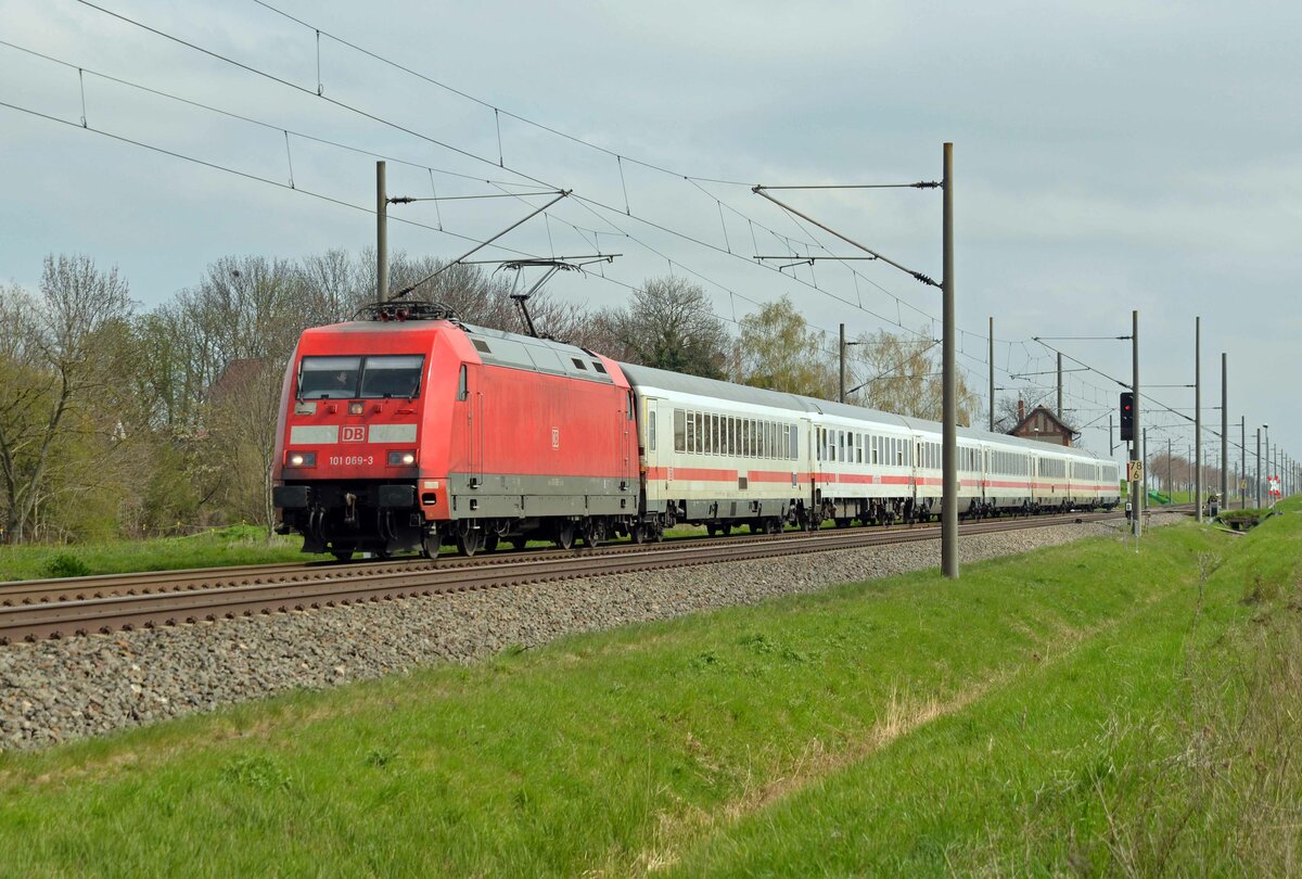 101 069 führte am 18.04.23 den Ersatz-IC 2945 für den ausgefallenen IC 2445 durch Braschwitz Richtung Halle(S).