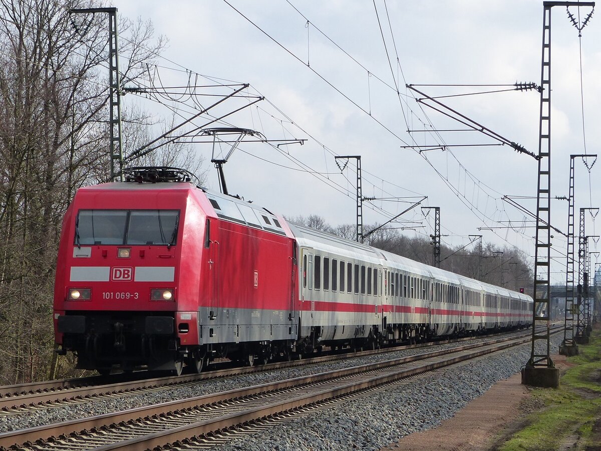 101 069 mit IC Berlin - Amsterdam in Rheine=Bentlage, 15.02.2022