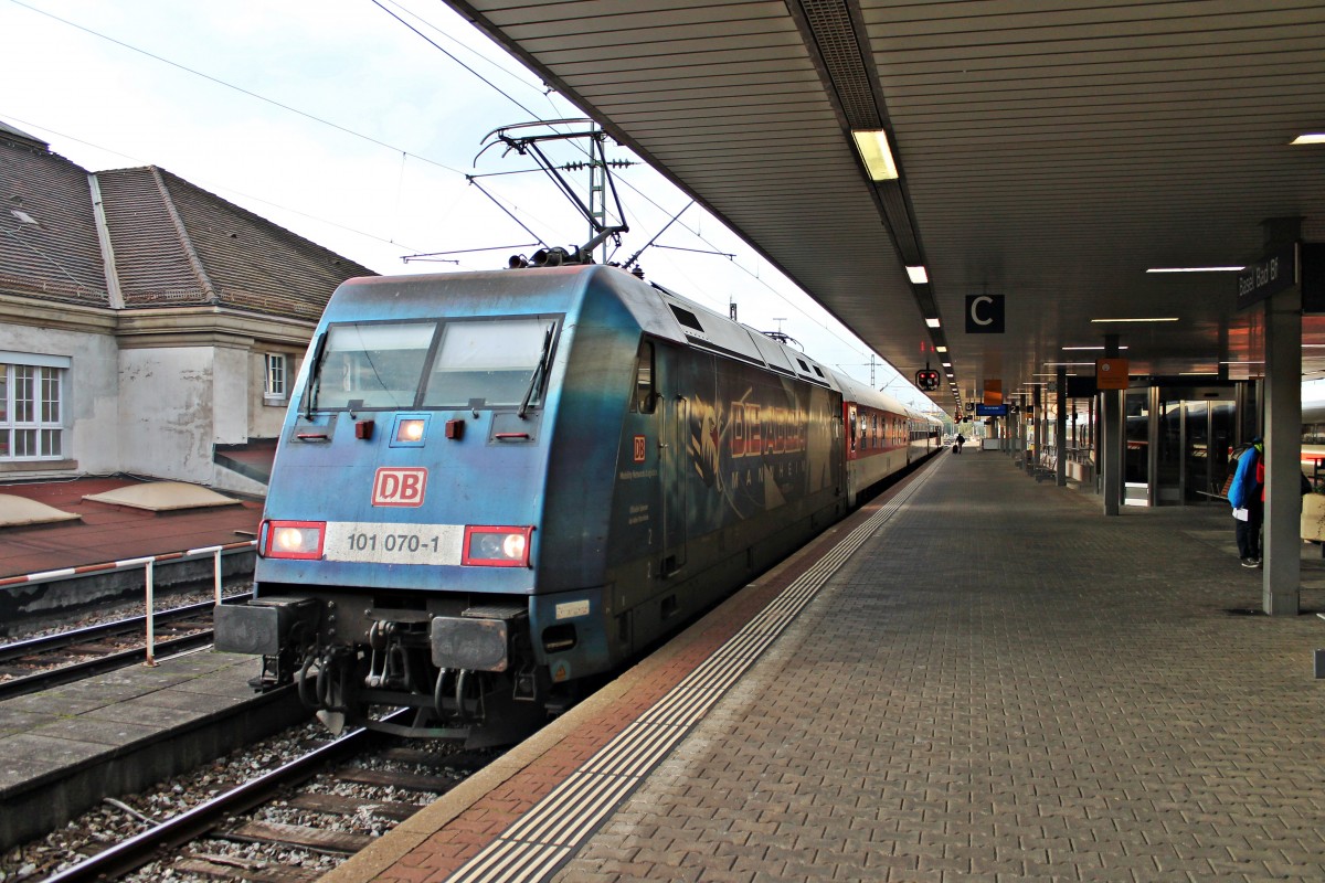 101 070-1  Adler Mannheim  am 25.10.2014 mit der Leergarnitur für den CNL 472  Aurora  (Basel SBB - Kopenhagen) in Basel Bad Bf auf Gleis 2 und wartet auf die Abfahrt in Richtung Basel SBB.