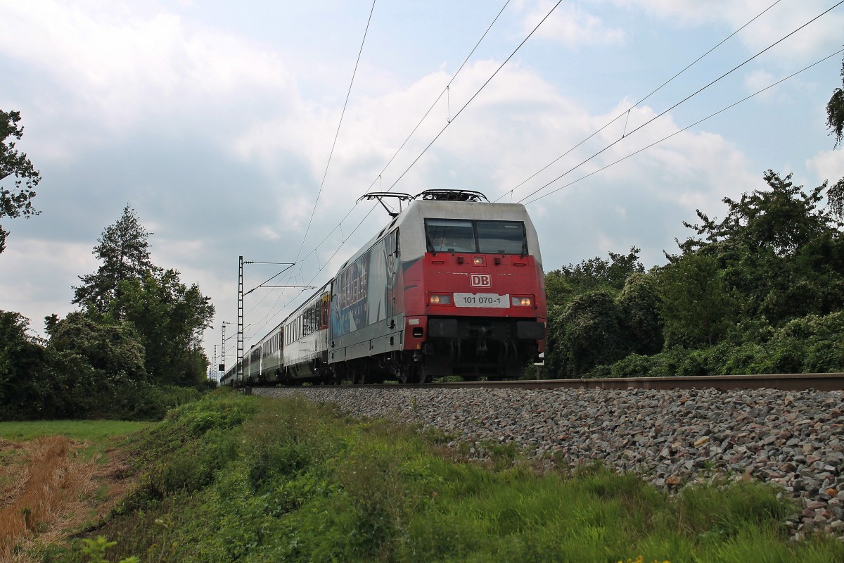 101 070-1  Adler Mannheim  bespannte am 01.09.2013 den EC 2 (Chur - Kiel Hbf) auf dem Deutschen Abschnitt von Basel SBB bis Kiel Hbf. Hier ist der EuroCity sdlich von Orschweier.