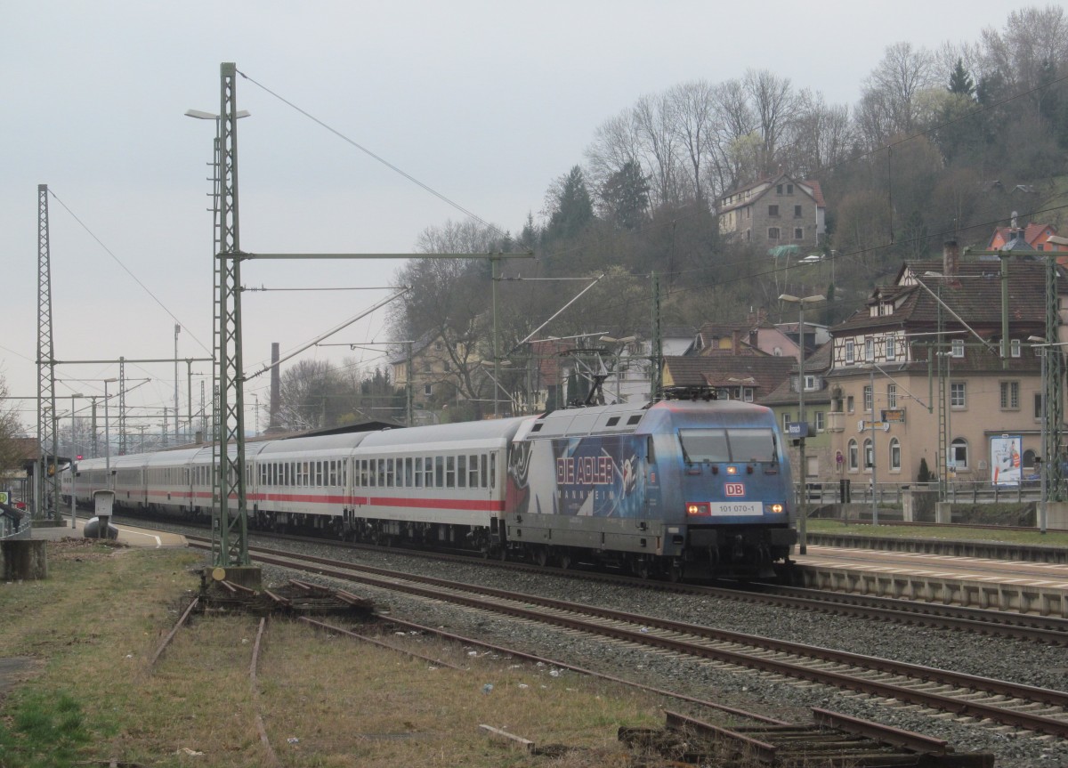 101 070-1  Adler Mannheim  zieht am 17. März 2014 den IC 2208 durch Kronach in Richtung Saalfeld.