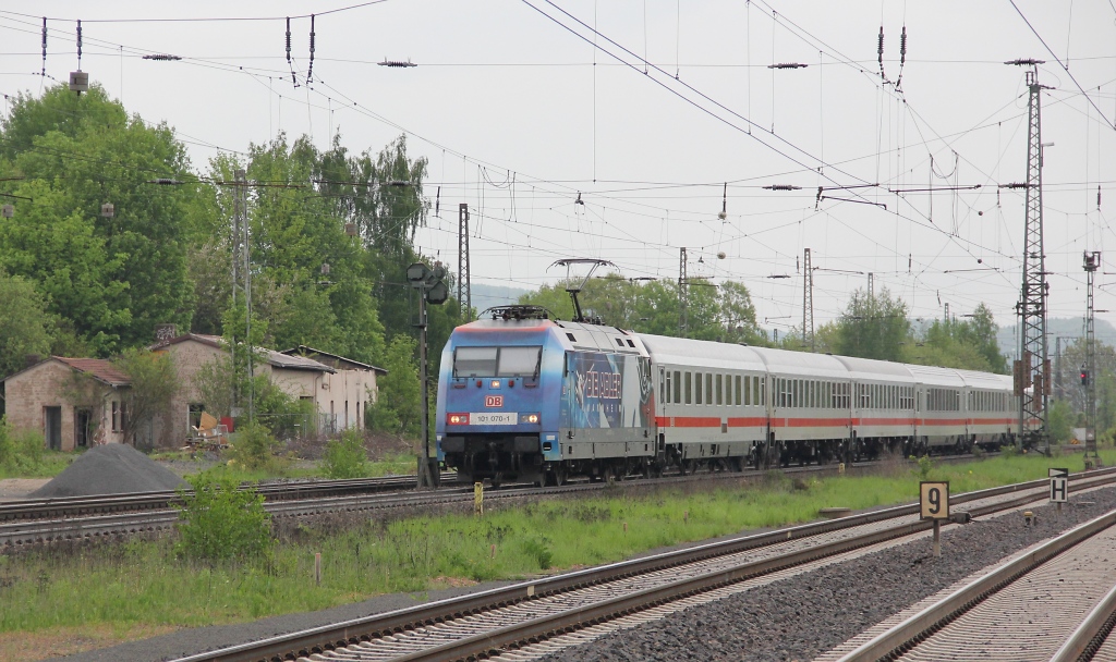 101 070-1 mit Umleiter IC in Richtung Sden. Aufgenommen am 11.05.2013 in Eichenberg.