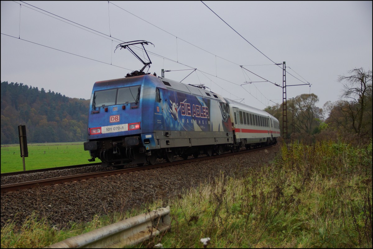 101 070-1 mit der Werbung für die Adler Mannheim zu sehen am 28.10.14 bei Hermannspiegel.