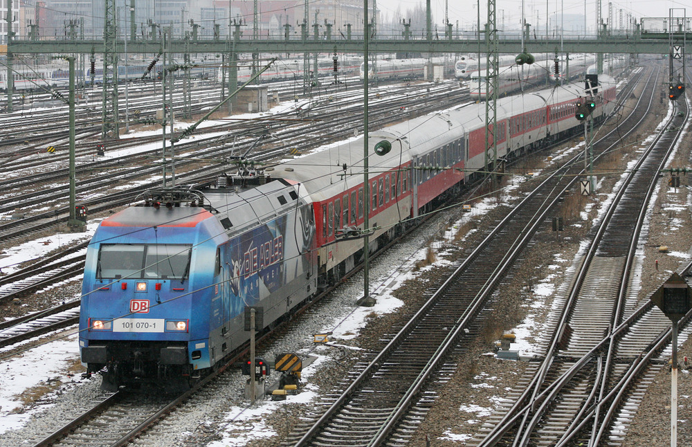 101 070 erreicht mit einem Nachtzug den Münchener Hauptbahnhof.
Aufnahmedatum: 14. März 2010