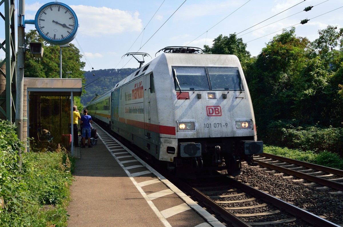 101 071-9 bei der Durchfahrt in Namedy, hier geht es in Richtung Köln mit einem IC auf der linken Rheinseite. 22.8.2015