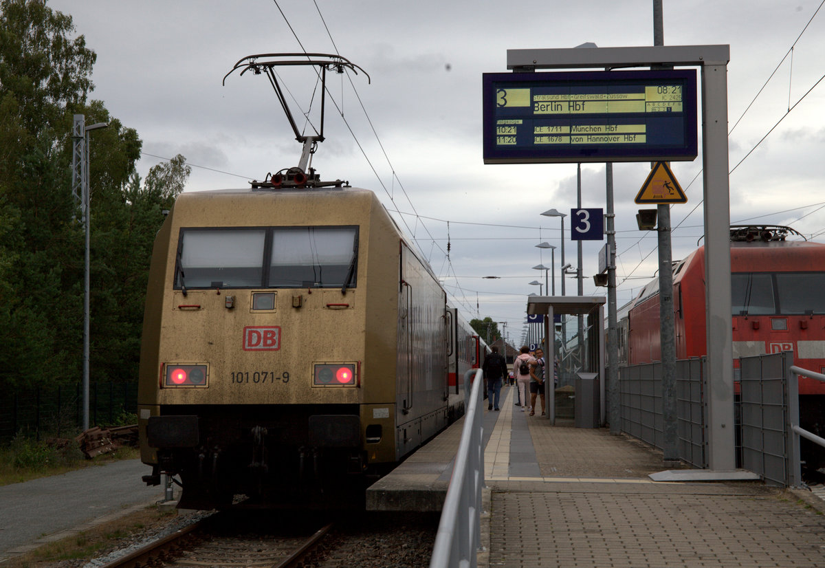 101 071-9 in Binz, als Schublok für einen IC nach Berlin.31.07.2019 07:59 Uhr.