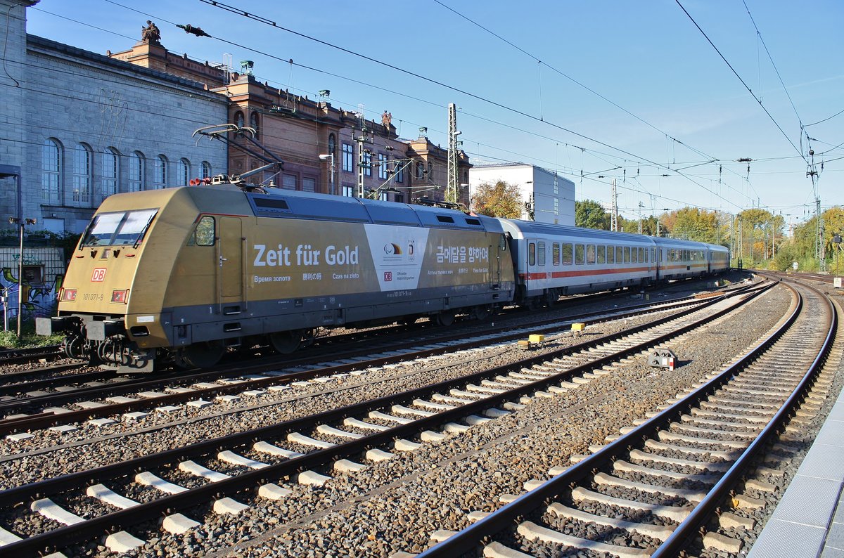 101 071-9 schiebt am 3.11.2018 den IC208 von Basel SBB nach Kiel Hauptbahnhof aus dem Hamburger Hauptbahnhof. 