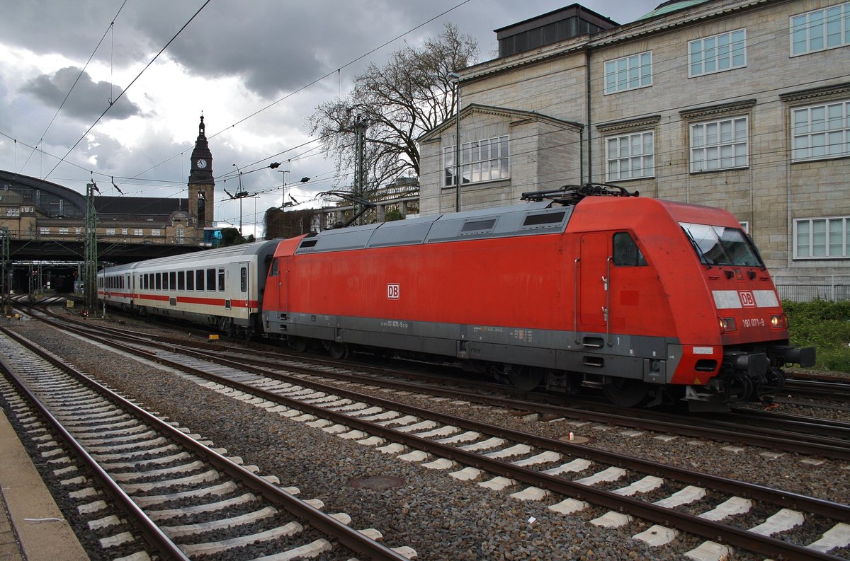 101 071-9 war am 26.4.2017 mit dem IC2584 von Karlsruhe Hauptbahnof nach Hamburg Hauptbahnhof unterwegs. Soeben wird der Endbahnhof in Richtung Norden verlassen.