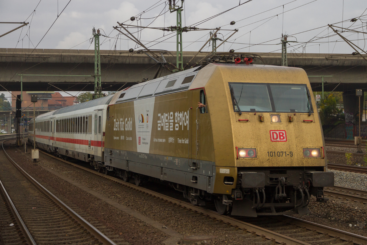 101 071-9 Werbelok zieht einen IC in Hamburg Harburg. 21.10.2018