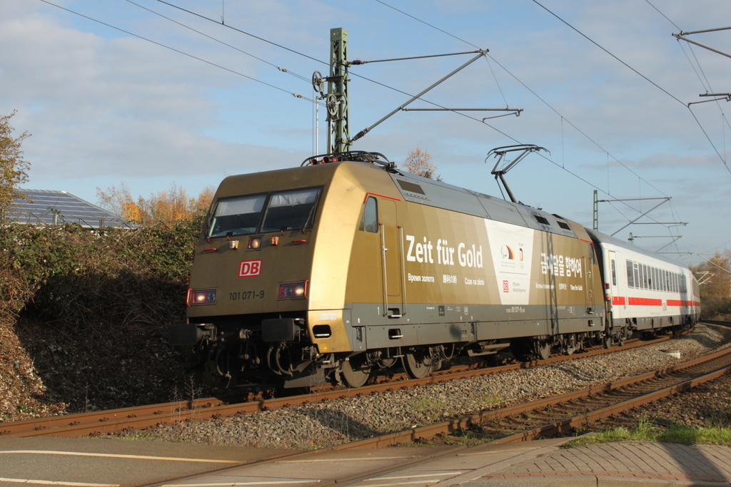 101 071-9  Zeit für Gold  mit IC 2213 von Ostseebad Binz nach Stuttgart Hbf kurz vor der Einfahrt im Rostocker Hbf.10.11.2019