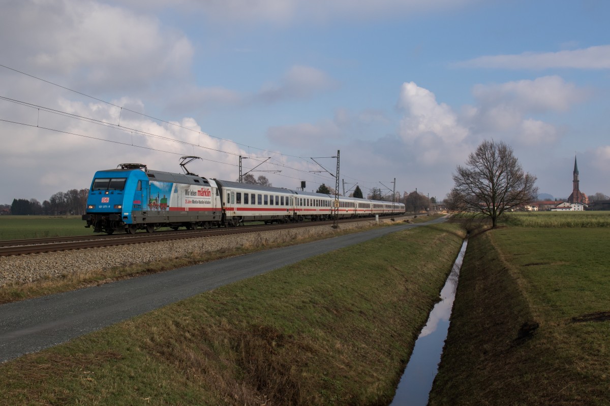 101 071  Märklin  mit dem EC 114 am 27. November 2015 bei Übersee.
