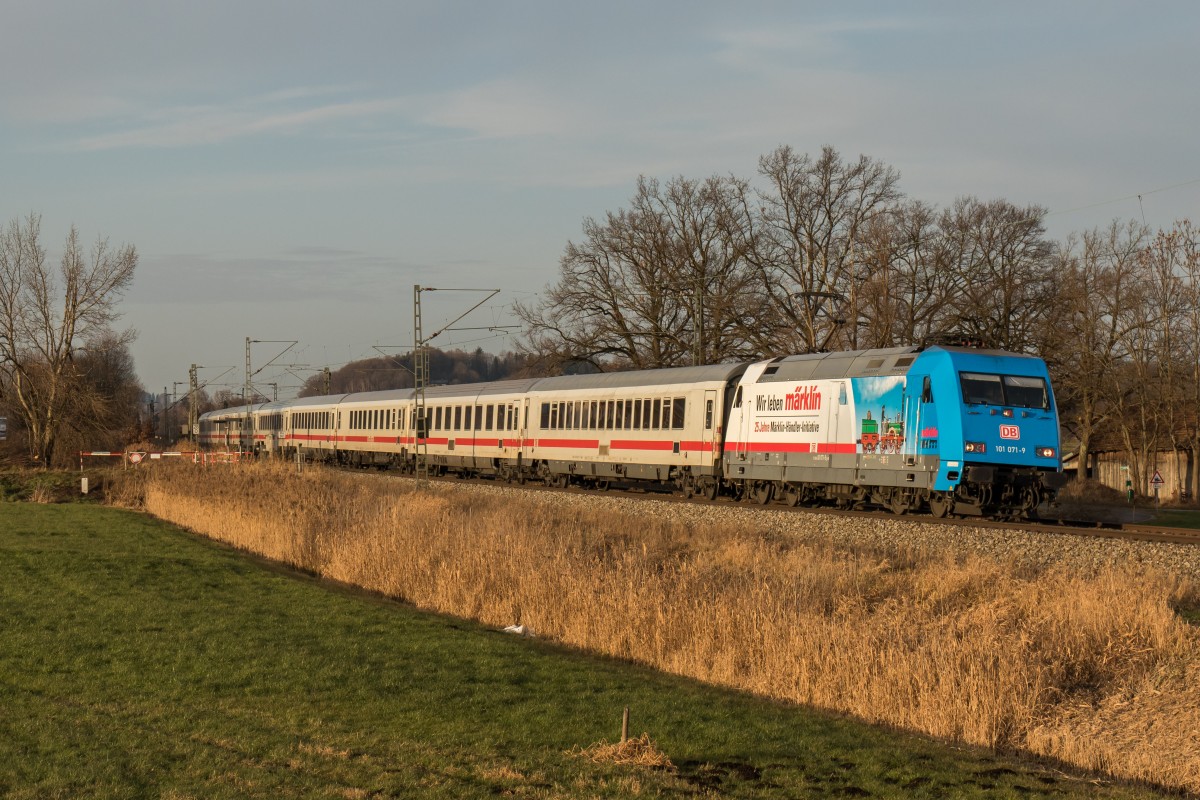 101 071  Märklin  mit dem EC 115 am 19. Dezember 2015 bei Weisham.