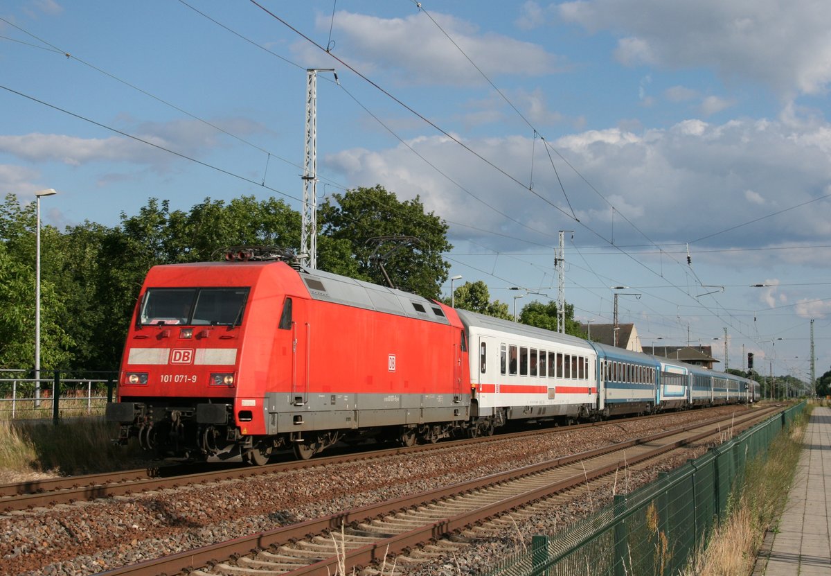 101 071 mit EC 172 (Budapest Keleti-pu–Hamburg-Altona) am 27.06.2016 in Gol�en (Niederlausitz)