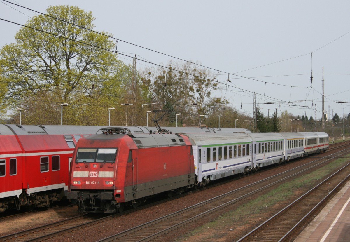 101 071 mit EC 249  Wawel  (Hamburg-Altona–Krakow Glowny) am 11.04.2011 in Baruth (Mark)