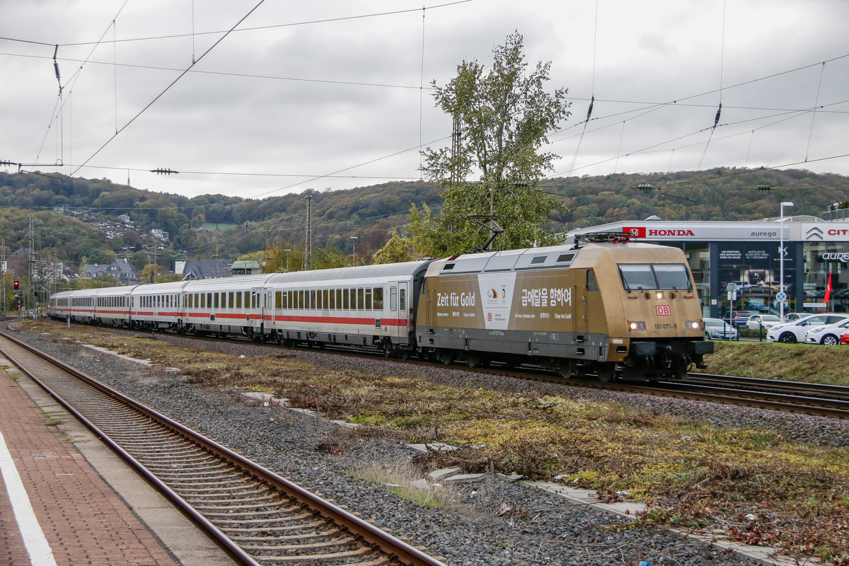 101 071  Zeit für Gold  mit IC2024 in Wuppertal Steinbeck, am 28.10.2018.