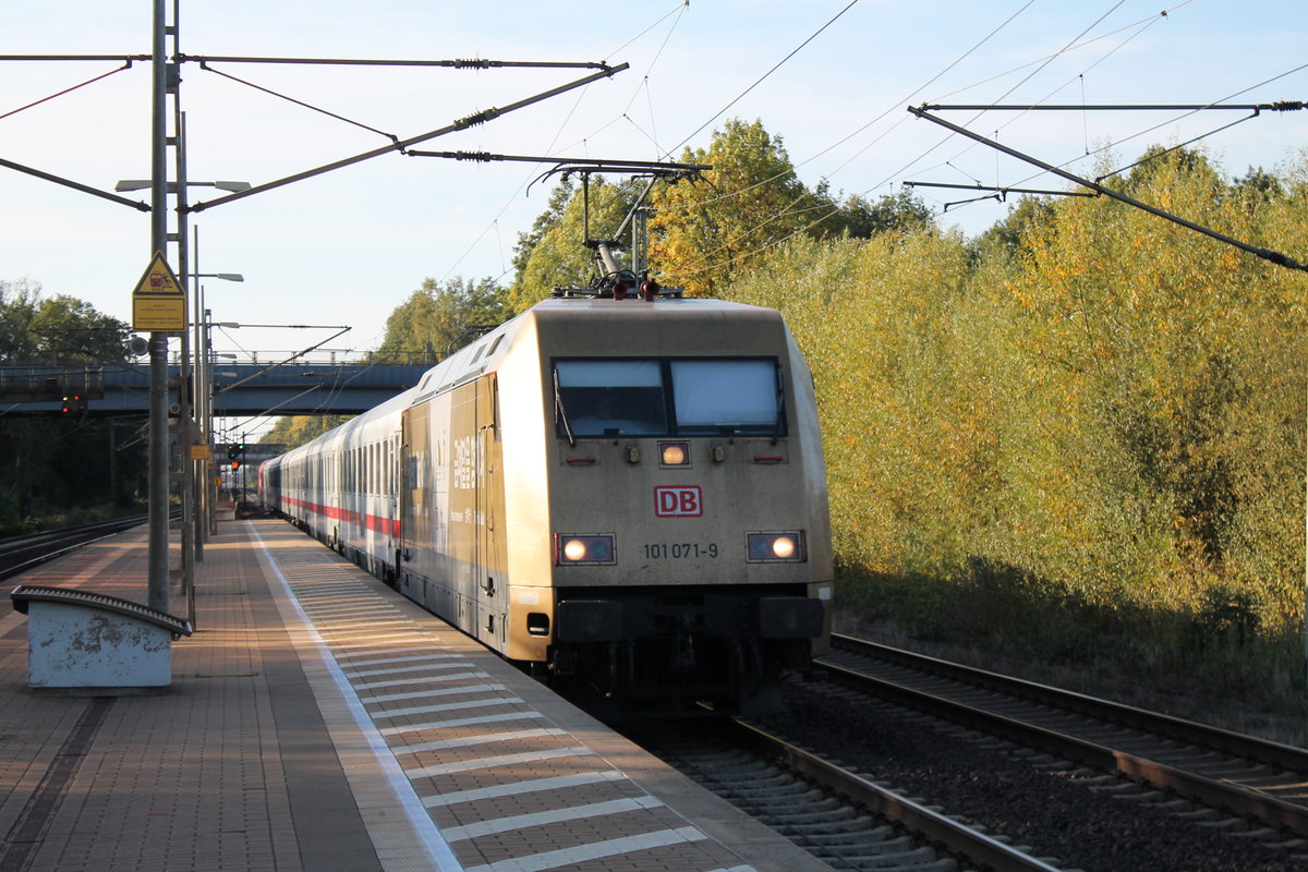 101 071  Zeit für Gold  am 12.10.2018 mit einem IC in Dedensen-Gümmer.