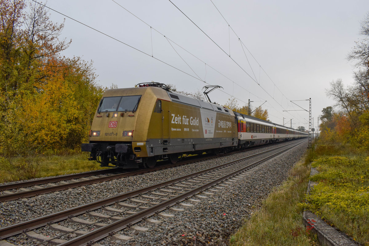 101 071  Zeit für Gold  hatte am 05.11.2018 den EC 6, Interlaken Ost - Hamburg Altona zu ziehen, als sie den Fotografen am Hp Buggingen erfreute.