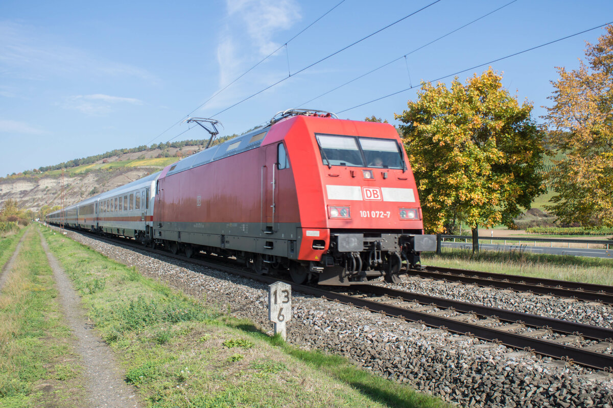 101 072-7 ist am 12.10.2022 in Richtung Würzburg bei Thüngersheim unterwegs
