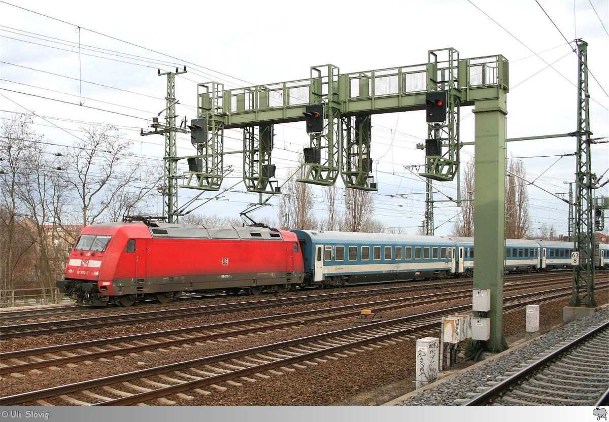 101 072-7 erreicht mit einem Eurocity Zug in wenigen Minuten den Dresdener Hauptbahnhof. Auf dem Bild durchfährt der Zug am 15. Februar 2014 den Bahnhof Dresden - Freiberger Straße. 