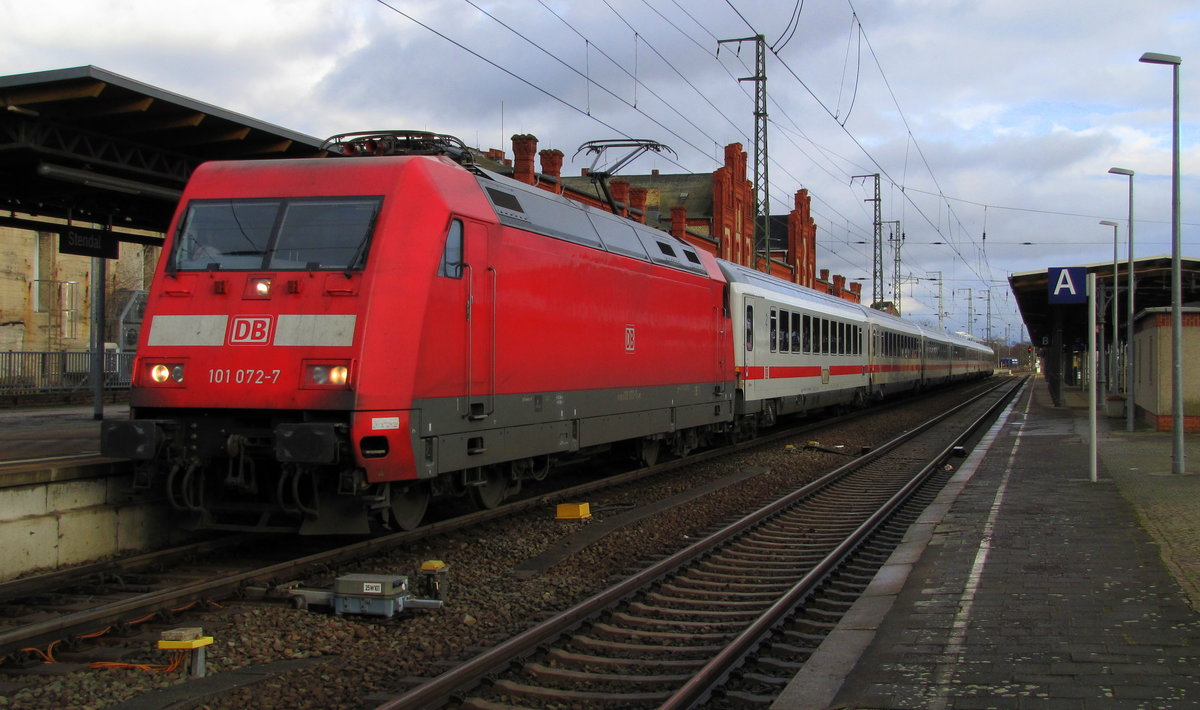 101 072-7 hatte am 10.02.2016 einen IC Verstärker von Berlin in Richtung Ruhrgebiet zu ziehen. Hier ist er beim Halt in Stendal zu sehen.