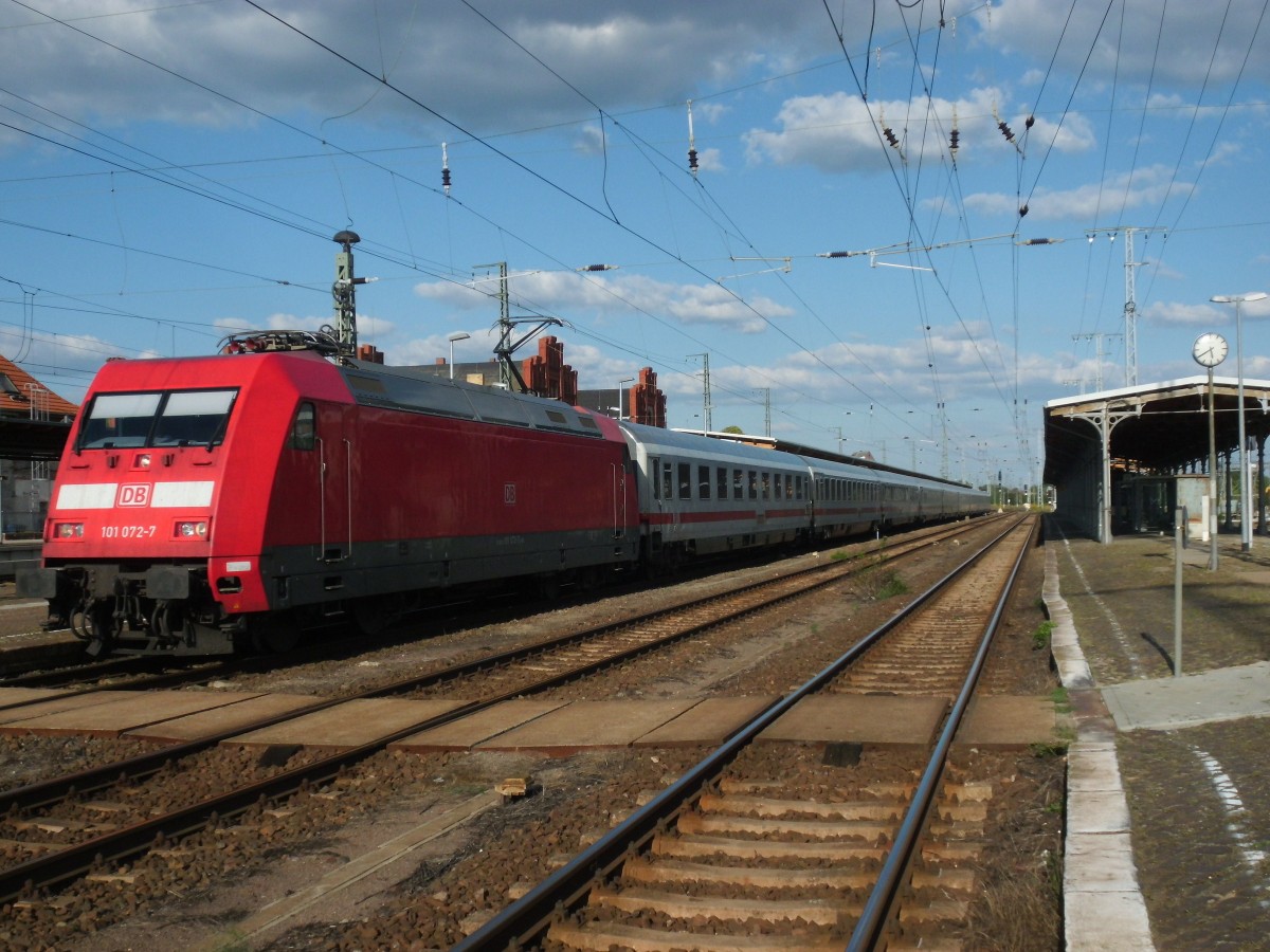101 072 kam am 25.08.2013 mit dem IC 140 von Berlin ber Magdeburg nach Stendal und weiter ber Hannover nach Amsterdam.